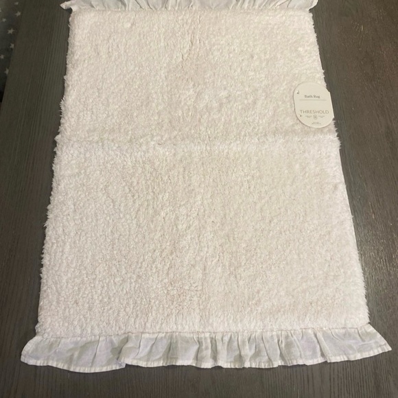 Tufted Ruffle Rug - Picture 3 of 3